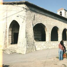 Chiesa con portico-001