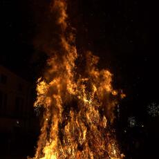 Falò Faoni Norcia festa ginestra piazza teatro accensione fuoco