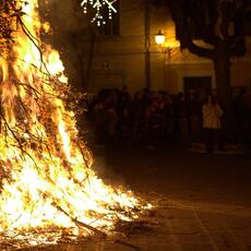 Falò Faoni Norcia festa ginestra piazza teatro accensione fuoco