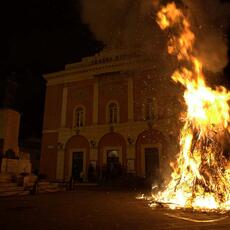 Falò Faoni Norcia festa ginestra piazza teatro accensione fuoco