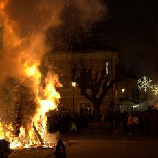Falò Faoni Norcia festa ginestra piazza teatro accensione fuoco