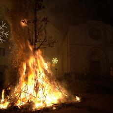Falò Faoni Norcia festa ginestra  fuoco san francesco
